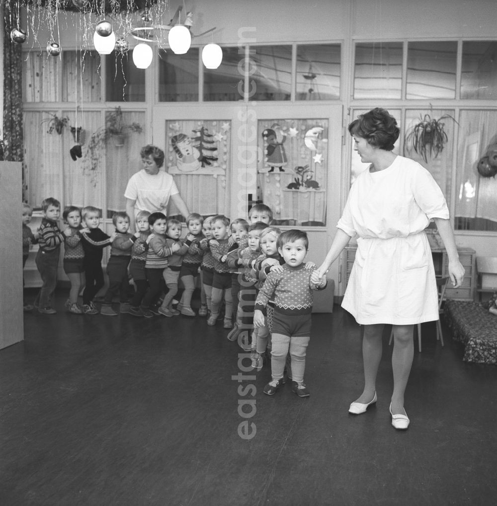 Silbitz: Everyday life in a baby cot in Silbitz in today s state of Thuringia. Children stand in a row, along with nursery nurse in white coats