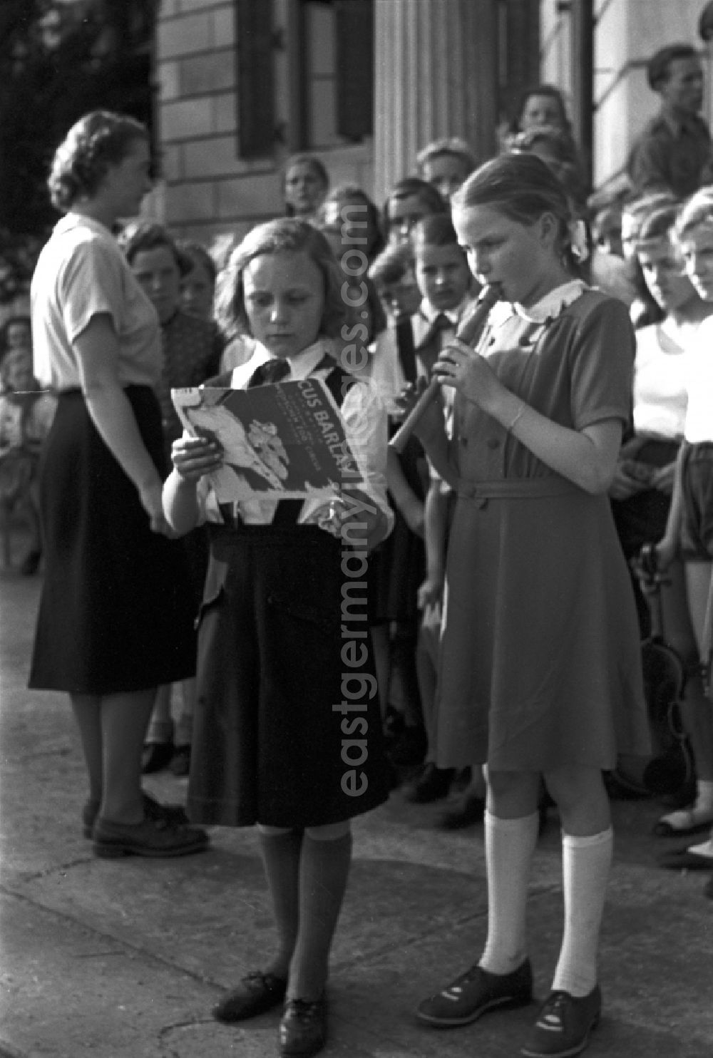 GDR picture archive: Dresden - Fun and games for children and young people with pioneer clothing singing songs and making music in front of the Pioneer Palace of Albrechtsberg Castle in the district of Loschwitz in Dresden in the state of Saxony on the territory of the former GDR, German Democratic Republic