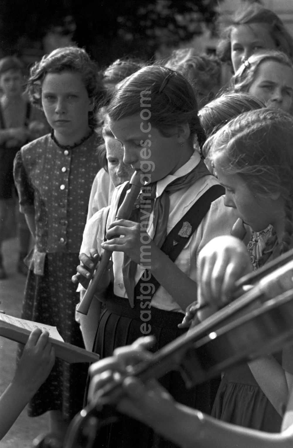 Dresden: Fun and games for children and young people with pioneer clothing singing songs and making music in front of the Pioneer Palace of Albrechtsberg Castle in the district of Loschwitz in Dresden in the state of Saxony on the territory of the former GDR, German Democratic Republic