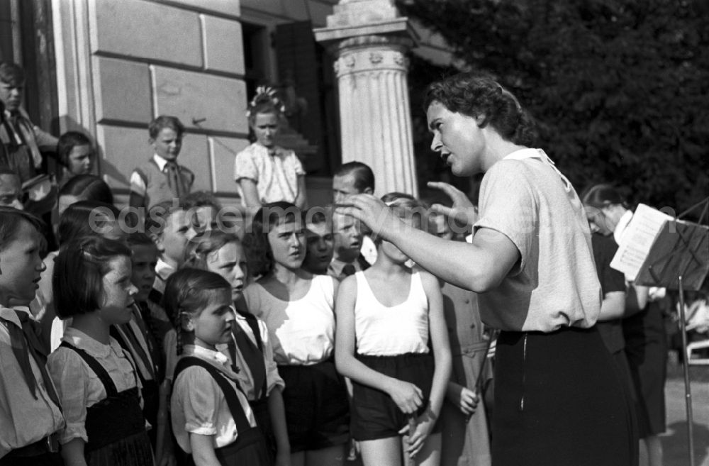 GDR image archive: Dresden - Fun and games for children and young people with pioneer clothing singing songs and making music in front of the Pioneer Palace of Albrechtsberg Castle in the district of Loschwitz in Dresden in the state of Saxony on the territory of the former GDR, German Democratic Republic