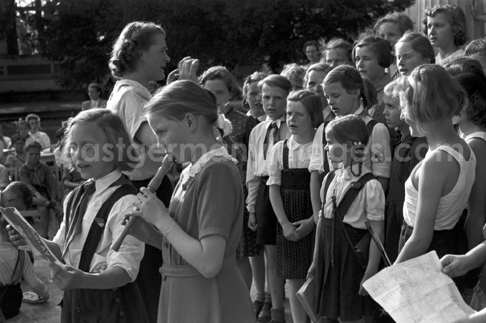 GDR photo archive: Dresden - Fun and games for children and young people with pioneer clothing singing songs and making music in front of the Pioneer Palace of Albrechtsberg Castle in the district of Loschwitz in Dresden in the state of Saxony on the territory of the former GDR, German Democratic Republic