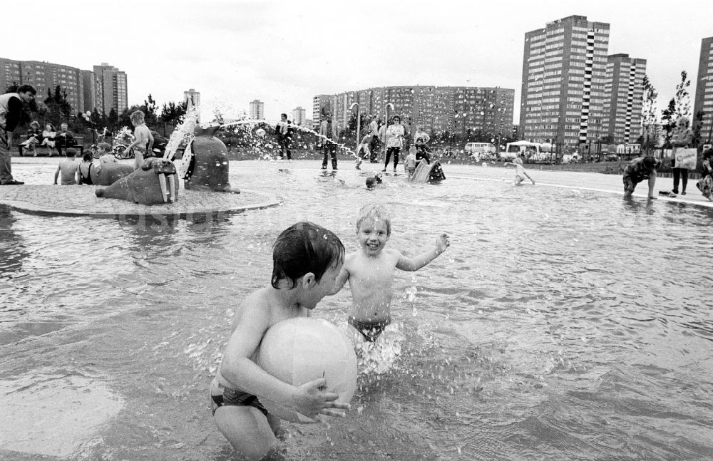 GDR picture archive: Berlin - Children splash Kinderbad Platsch in the park district Marzahn the former capital of the GDR, German Democratic Republic