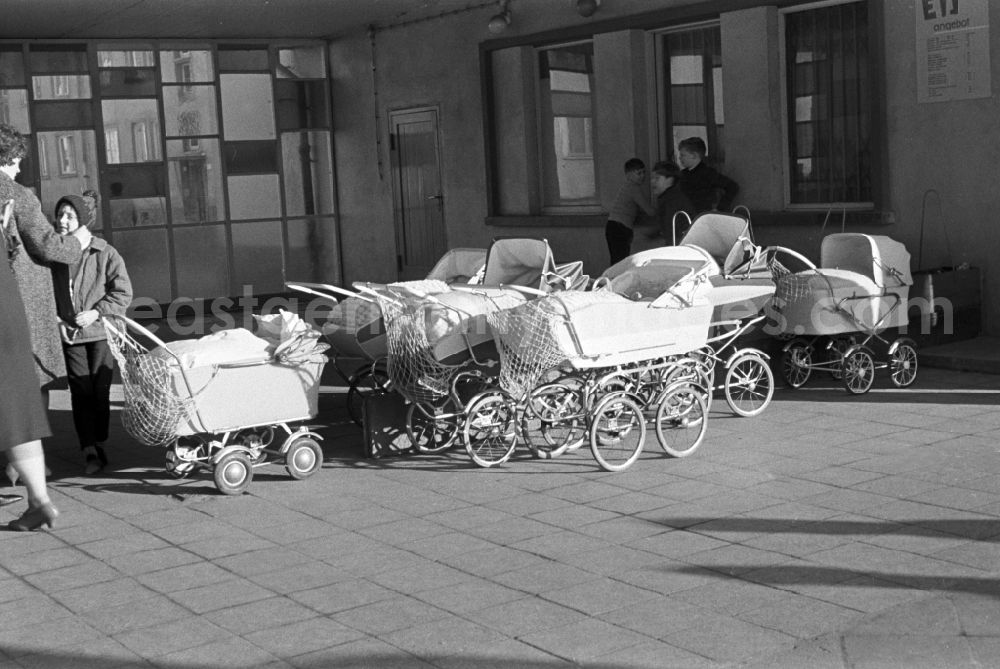 GDR photo archive: Magdeburg - Stroller before an ice cream shop in Magdeburg in Saxony - Anhalt
