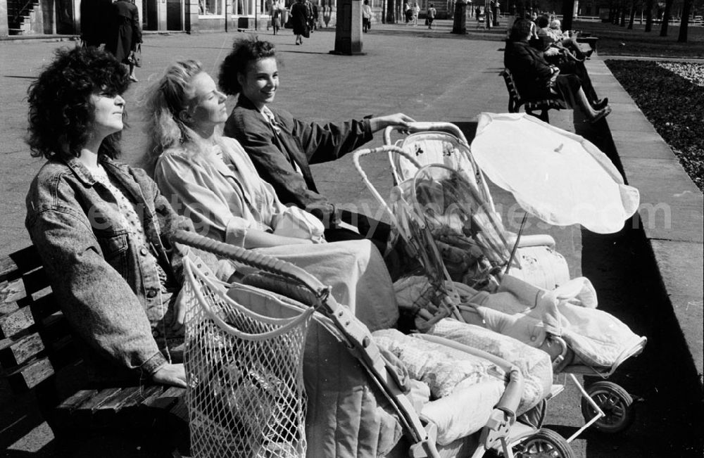 GDR photo archive: - Kinderwagen in der Frühlingssonne Umschlagnummer: 7346