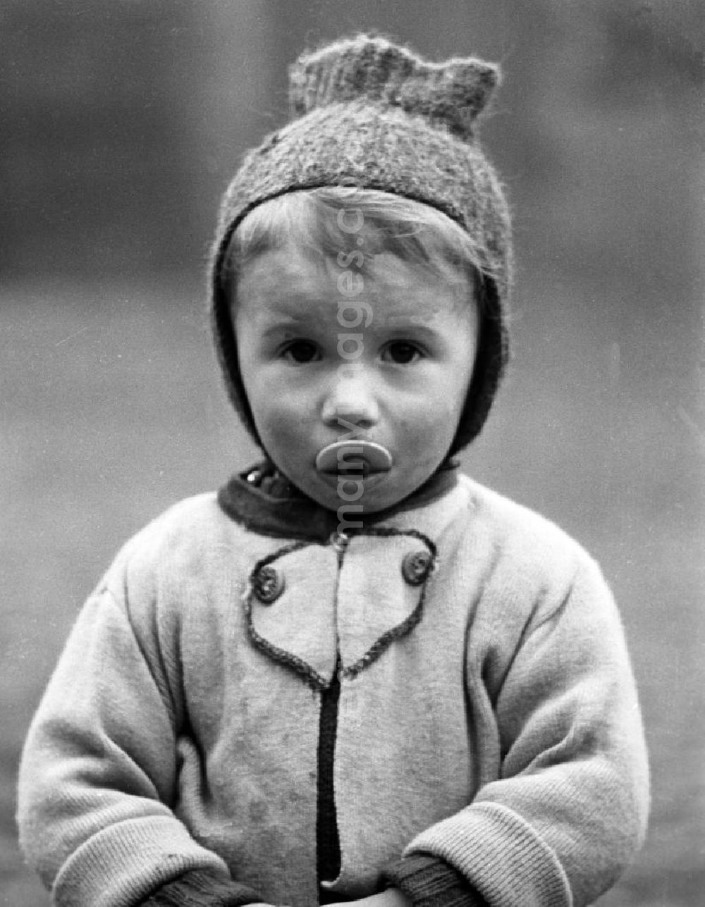GDR image archive: Leipzig - Mit großen Augen schaut dieser kleine Junge - den Nuckel halb im Mund - in die Kamera des Fotografe.