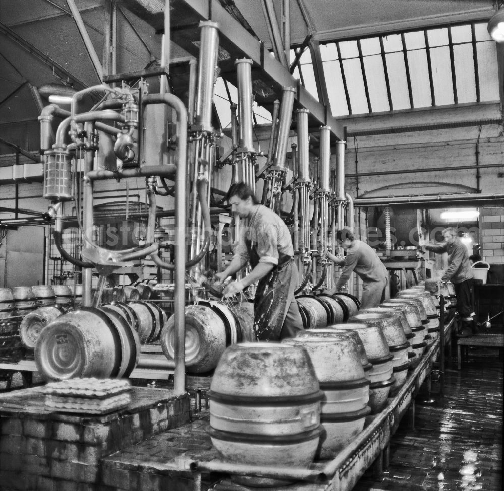 GDR photo archive: Berlin - Workplace and factory equipment of the Kindl - brewery of the nationally owned enterprise (VEB) beverage combine for beer production in the Weissensee district on the Indira-Gandhi-Strasse in Berlin East Berlin on the territory of the former GDR, German Democratic Republic