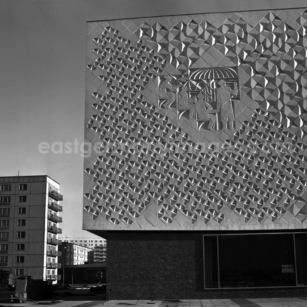 GDR photo archive: Berlin - Kino International at the Karl-Marx-Allee in Berlin Eastberlin on the territory of the former GDR, German Democratic Republic