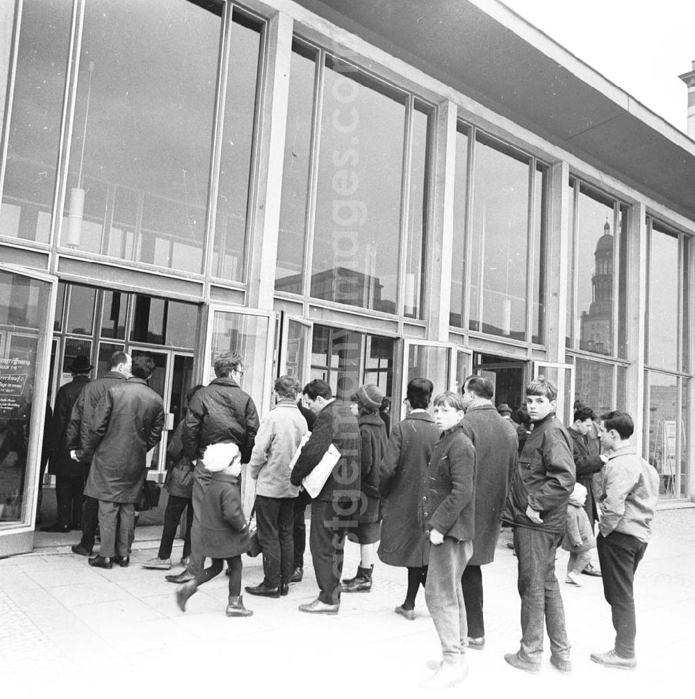 Berlin: Kino Kosmos in der Berliner Karl-Marx-Allee. Februar 1966 Umschlagsnr.: 1966-129