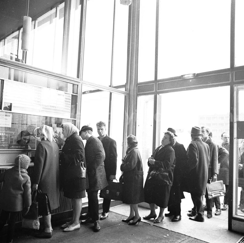 GDR image archive: Berlin - Kino Kosmos in der Berliner Karl-Marx-Allee. Februar 1966 Umschlagsnr.: 1966-129