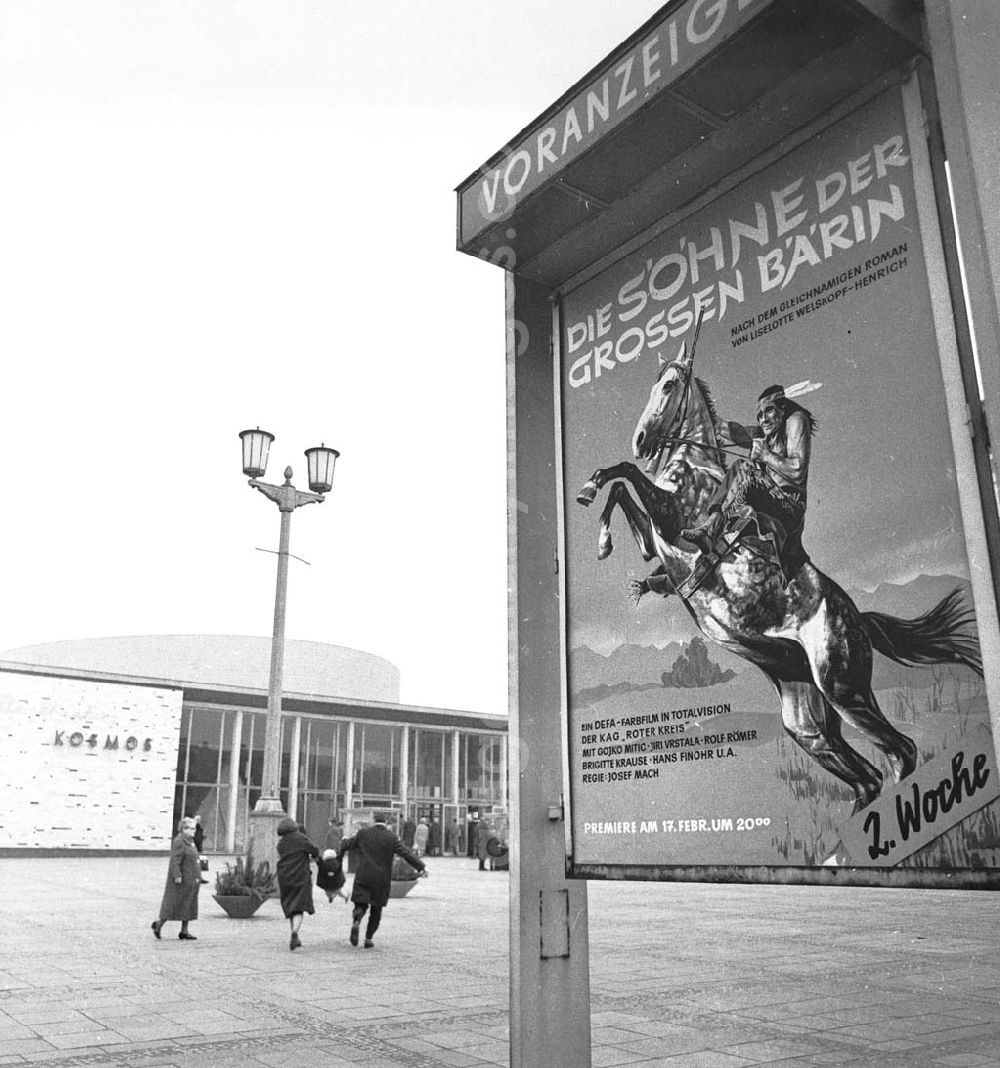 GDR photo archive: Berlin - Kino Kosmos in der Berliner Karl-Marx-Allee. Februar 1966 Umschlagsnr.: 1966-129