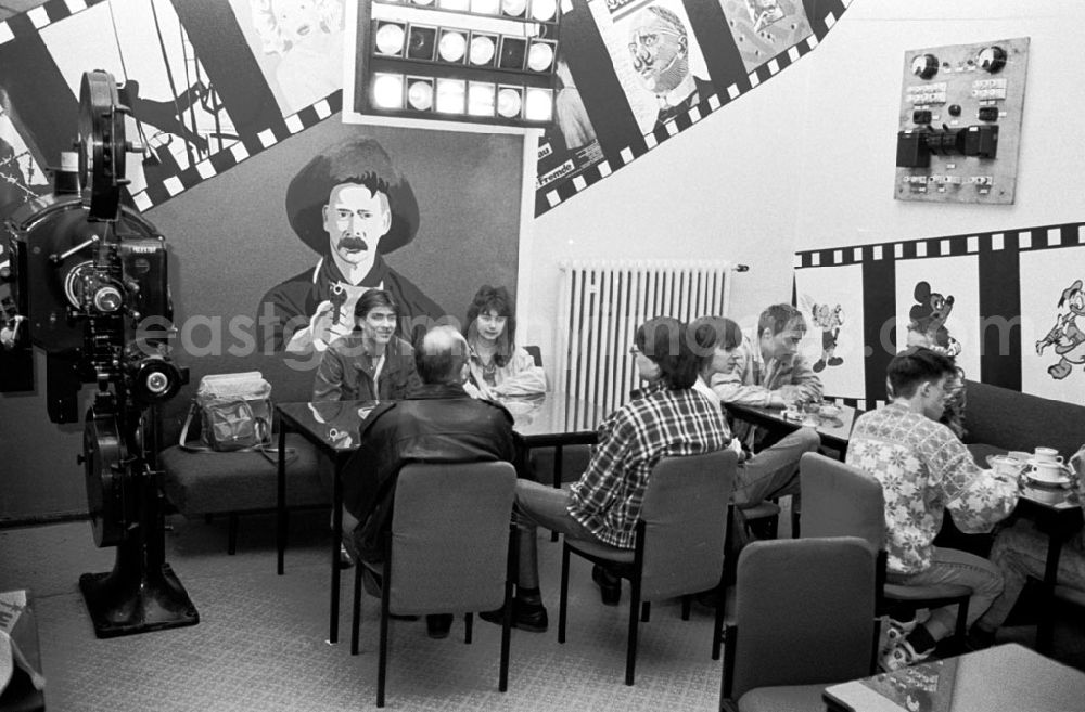 GDR picture archive: Berlin-Pankow - Kinocafe Tivoli in der Berliner Str. in Pankow 25.