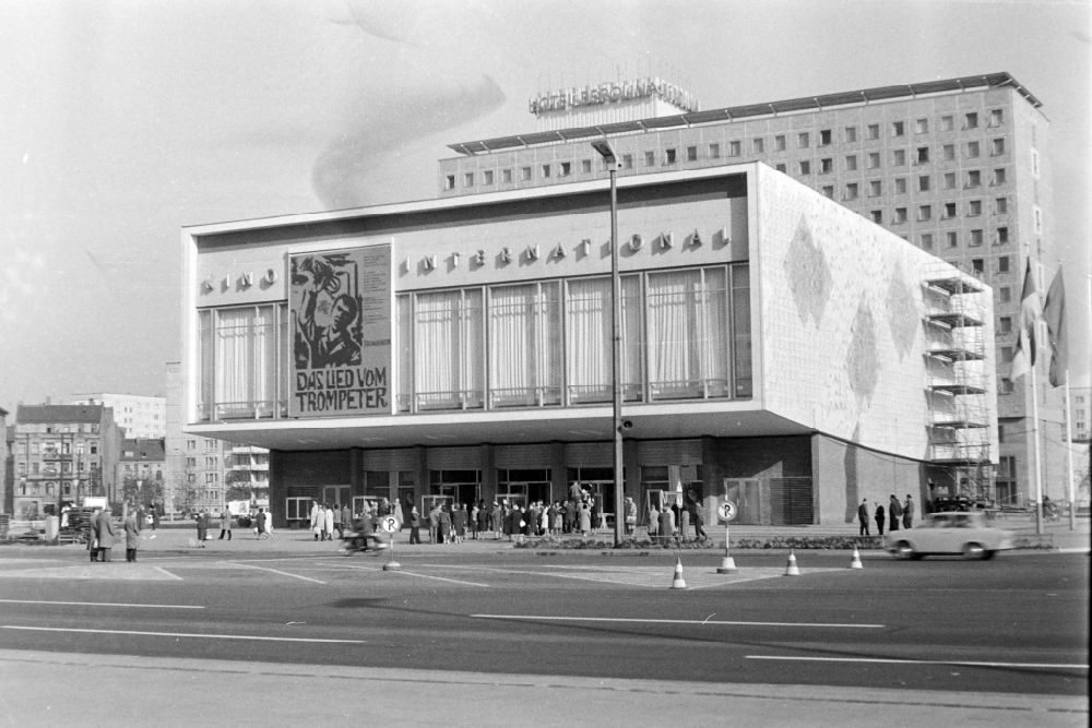 Berlin: Cinema building of the film theater Kino International on street Karl-Marx-Allee ( Stalinallee ) in the district Mitte in Berlin Eastberlin on the territory of the former GDR, German Democratic Republic