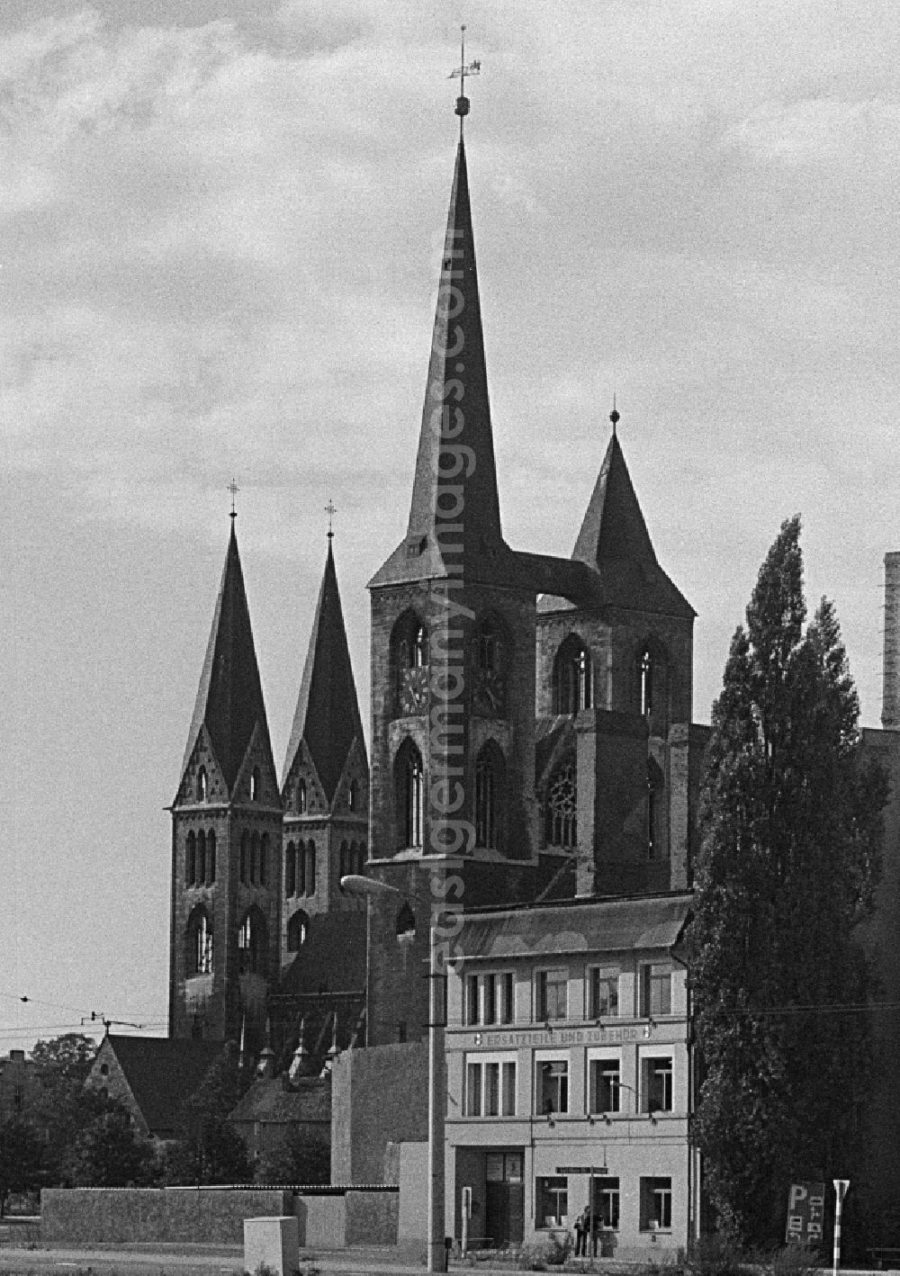 GDR photo archive: Halberstadt - Facade and roof structure of the sacral building of the church Martinikirche aus Richtung Kuehlinger Strasse in Halberstadt in the state Saxony-Anhalt on the territory of the former GDR, German Democratic Republic