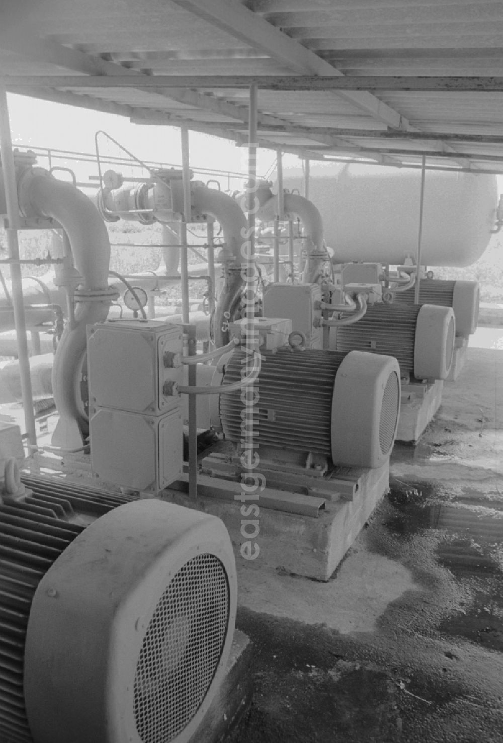 GDR image archive: Niederer Fläming - Clear water irrigation of LPG Hohenseefeld in district Jueterbog in Niederer Flaeming in Brandenburg in the area of the former GDR, German Democratic Republic