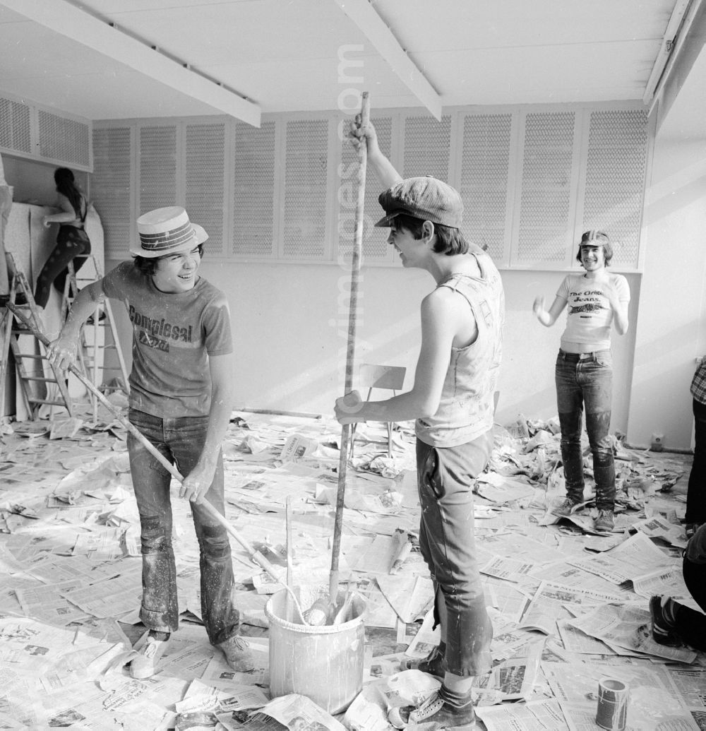 GDR photo archive: Berlin - Students in the classroom renovation in a Polytechnic School in Berlin, the former capital of the GDR, the German Democratic Republic