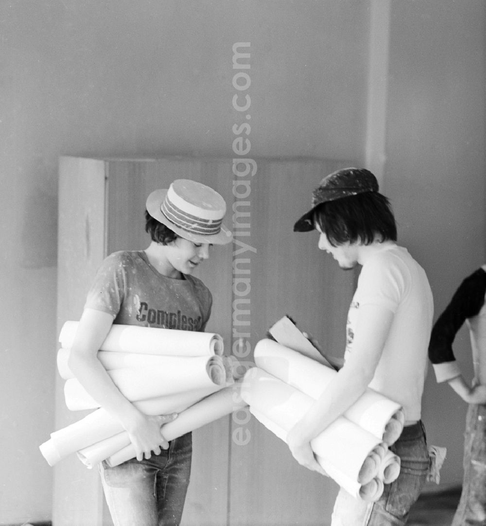GDR image archive: Berlin - Students in the classroom renovation in a Polytechnic School in Berlin, the former capital of the GDR, the German Democratic Republic