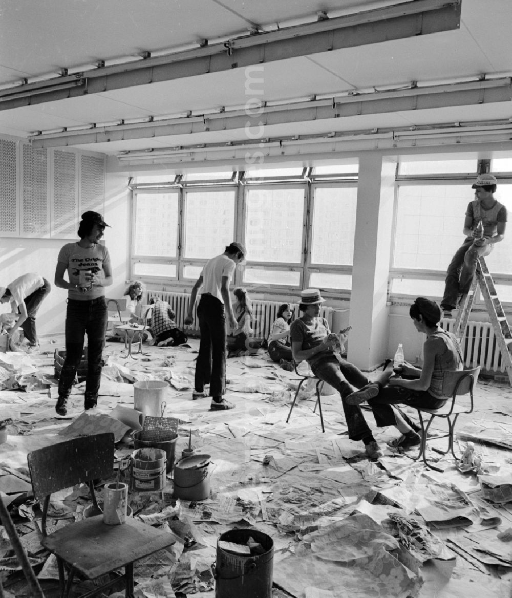Berlin: Students in the classroom renovation in a Polytechnic School in Berlin, the former capital of the GDR, the German Democratic Republic