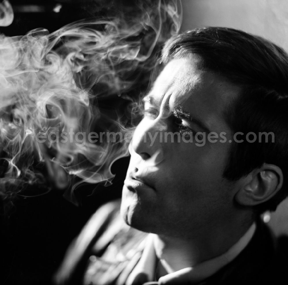 GDR picture archive: Berlin - Klaus-Peter Thiele, actor, enveloped in cigarette smoke in East Berlin on the territory of the former GDR, German Democratic Republic