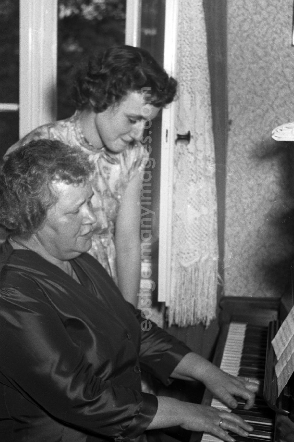 GDR image archive: Merseburg - Piano lessons in Merseburg in the federal state Saxony-Anhalt in Germany