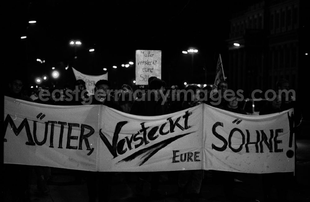GDR photo archive: Berlin - Kleine Demo gegen Krieg Unter den Linden Umschlagnummer: 7218