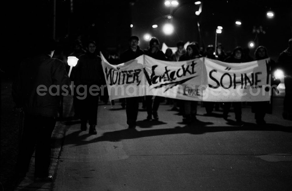 GDR image archive: Berlin - Kleine Demo gegen Krieg Unter den Linden Umschlagnummer: 7218