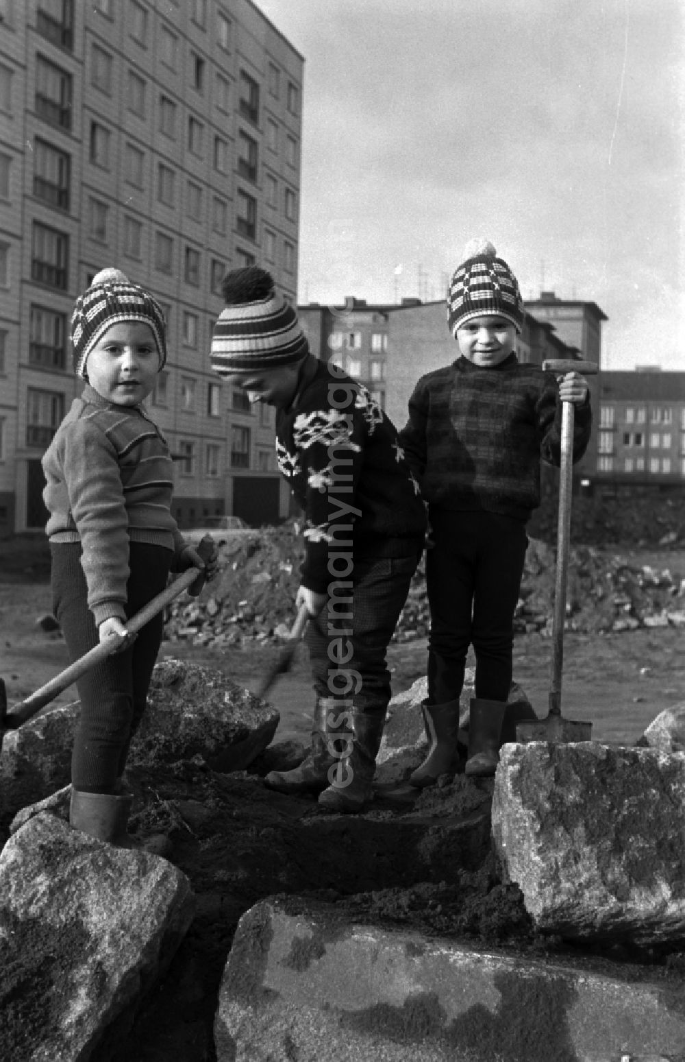 GDR photo archive: Magdeburg - Young children with rubber boots and kids godparents play on a backyard in Magdeburg