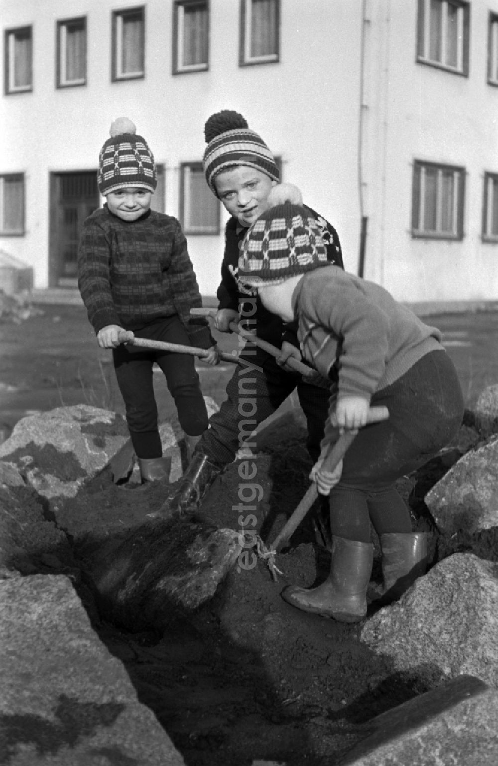 GDR picture archive: Magdeburg - Young children with rubber boots and kids godparents play on a backyard in Magdeburg