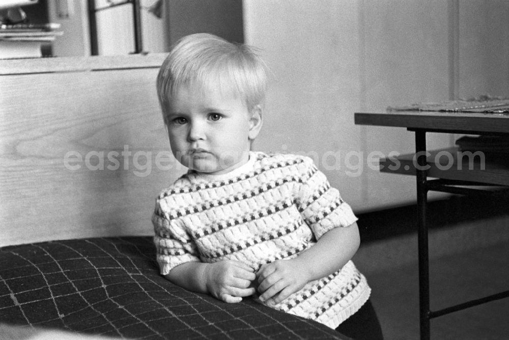 GDR image archive: Berlin - Friedrichshain - A little blond boy with knit sweater in Berlin - Friedrichshain
