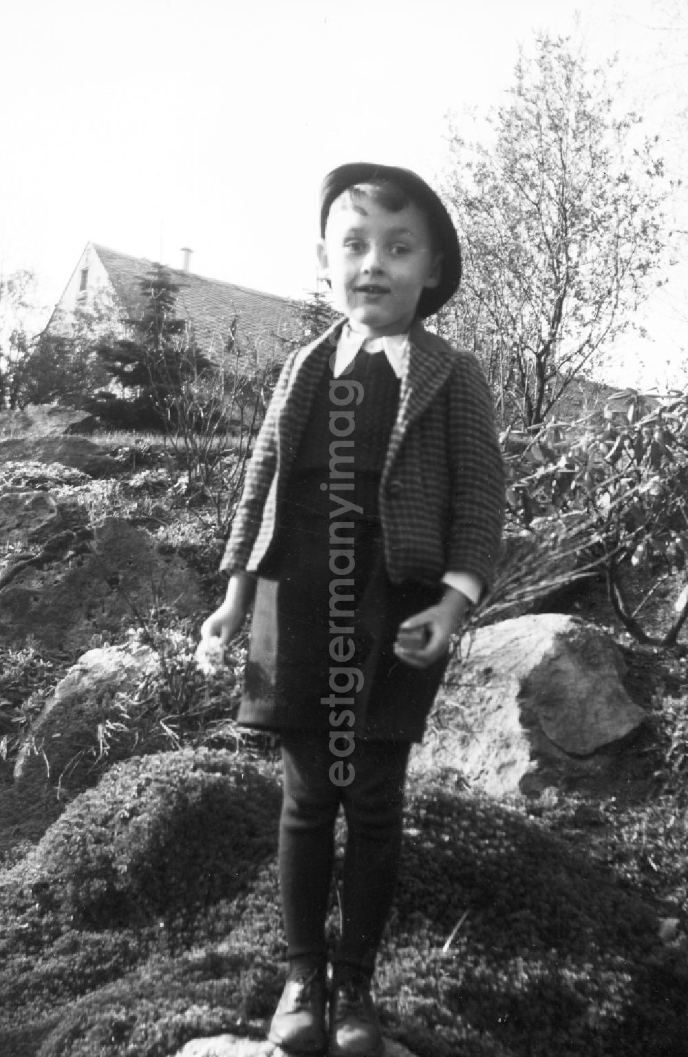 GDR picture archive: Arnstadt - Small boy with care in Arnstadt in Thuringia in the area of the German empire, Germany