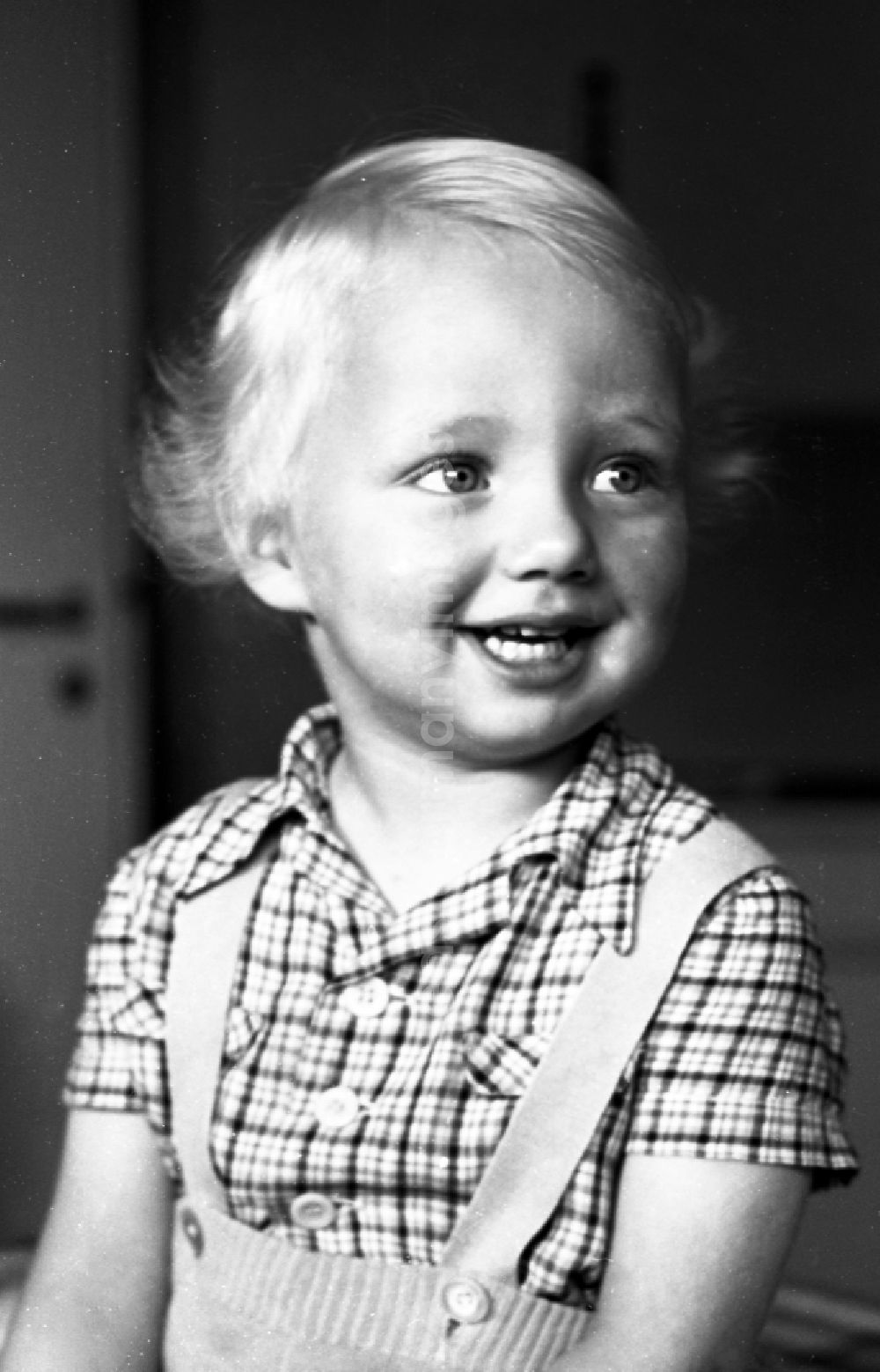 GDR photo archive: Merseburg - A small boy in the portrait in Merseburg in the federal state Saxony-Anhalt in Germany