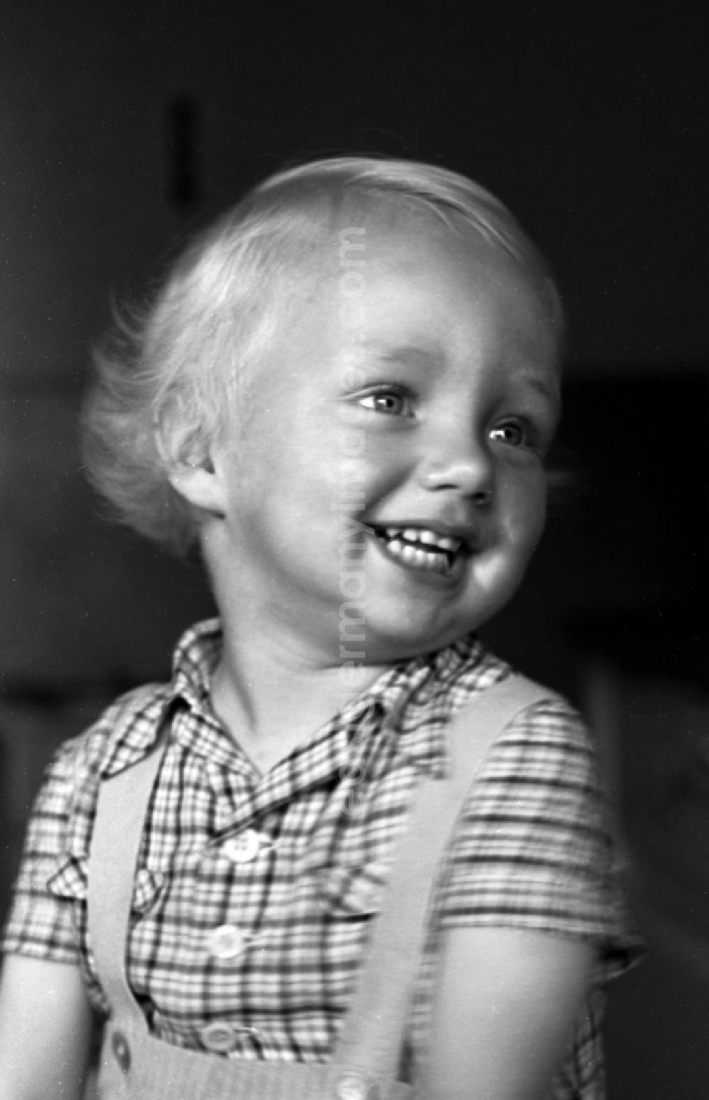 GDR picture archive: Merseburg - A small boy in the portrait in Merseburg in the federal state Saxony-Anhalt in Germany