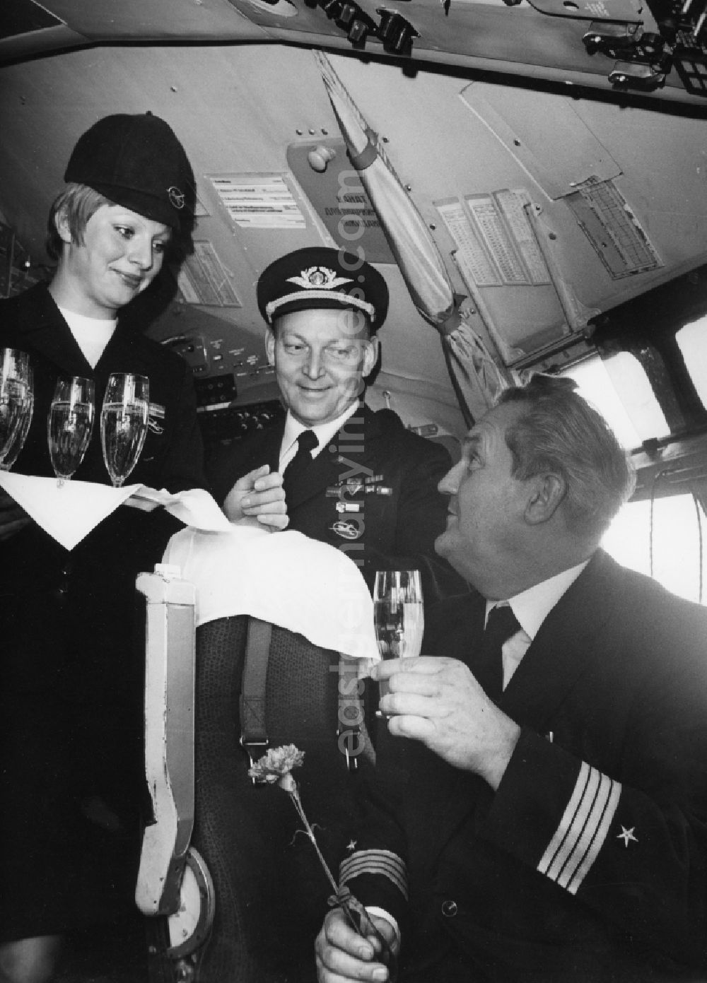 Moskau: Small drink in the cockpit of an IL-18 with the captain of the INTERFLUG Prof. Dr.-Ing. Rolf Heinig (1924 - 20