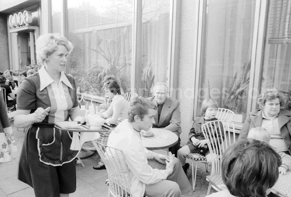 GDR image archive: Berlin - Tourists and Berliners in the small café Unter den Linden, today cafe Einstein, in Berlin, the former capital of the GDR, German democratic republic