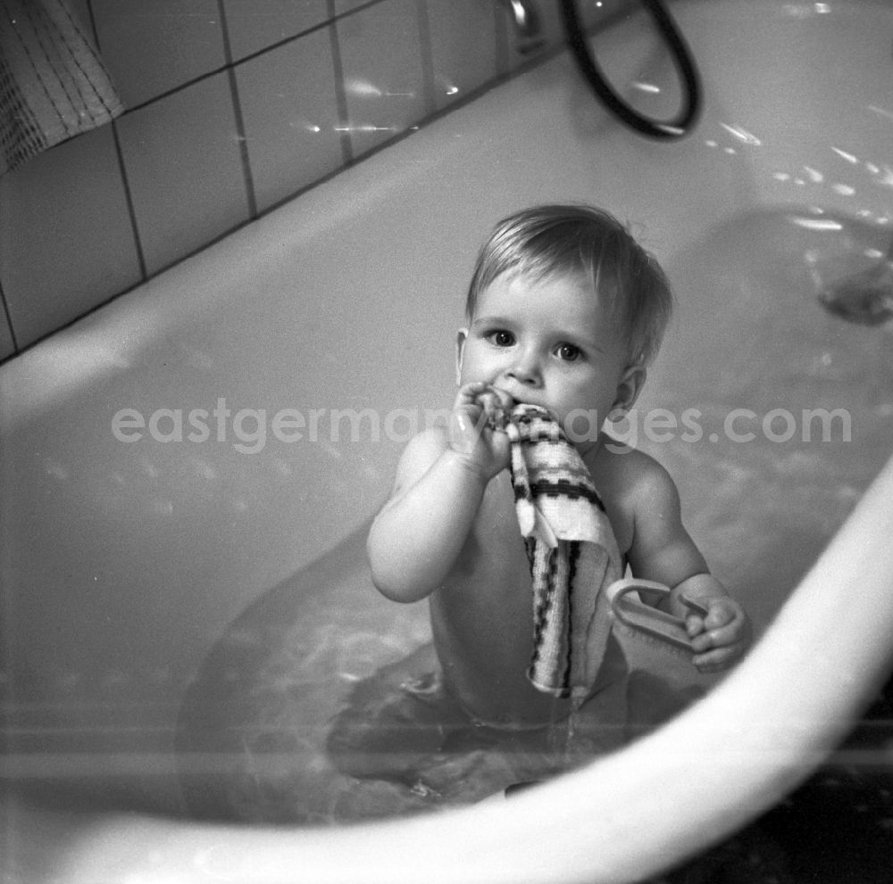 GDR photo archive: Berlin - Friedrichshain - A small child in the bath in Berlin - Friedrichshain
