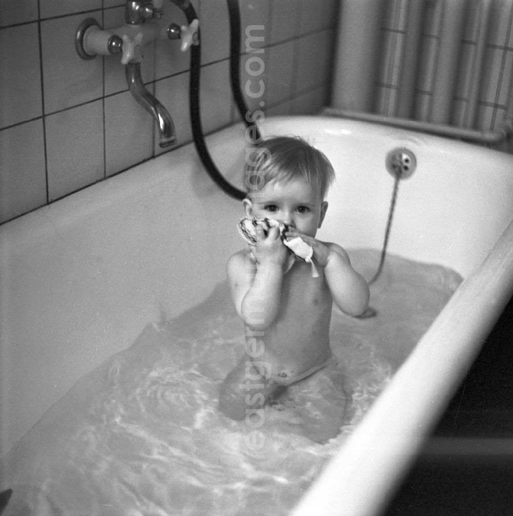 Berlin - Friedrichshain: A small child in the bath in Berlin - Friedrichshain