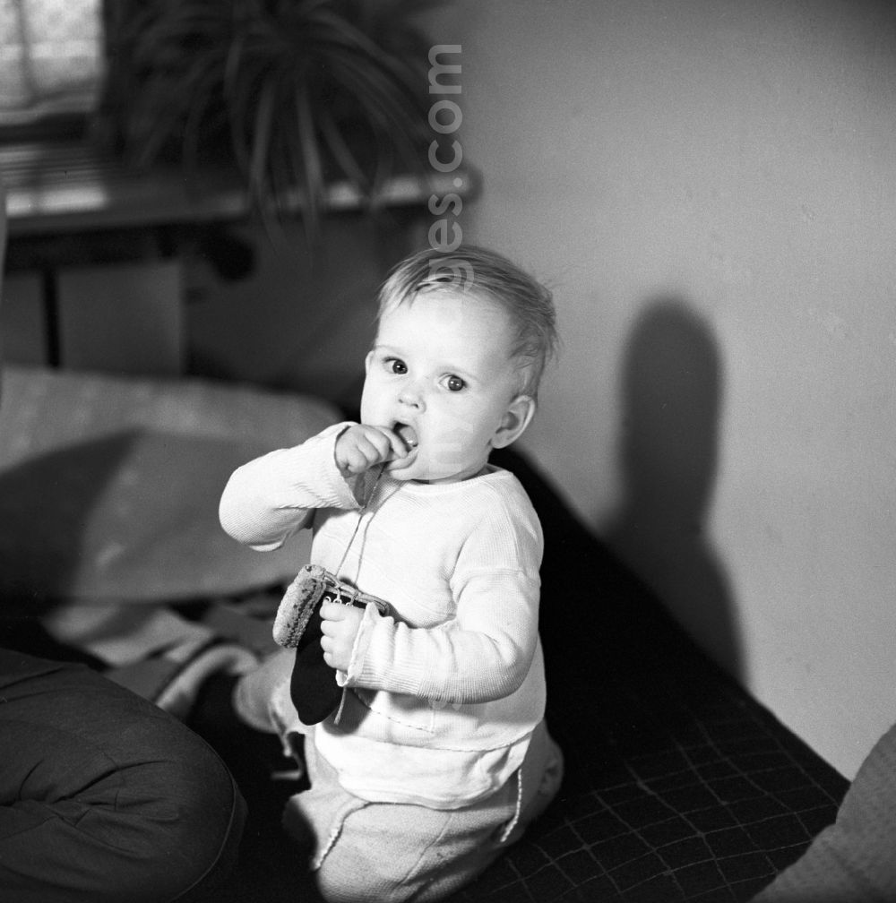 GDR photo archive: Berlin - Friedrichshain - Small child at play in Berlin