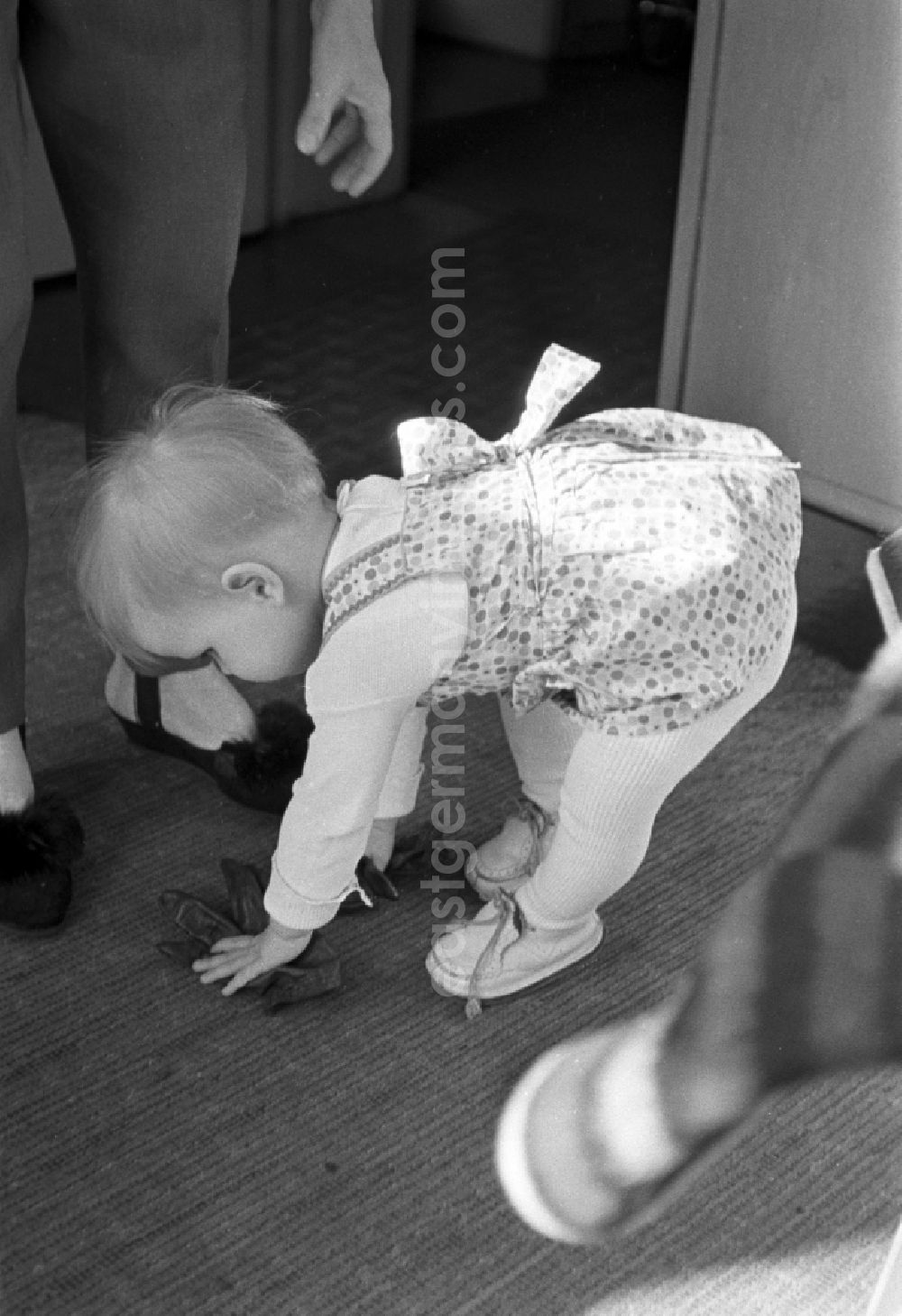 GDR picture archive: Berlin - Friedrichshain - A small child at home while playing in Berlin - Friedrichshain