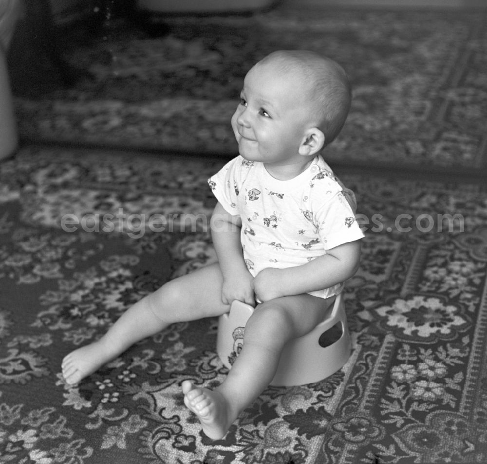 GDR photo archive: Berlin - Little child sitting on a potty in Berlin