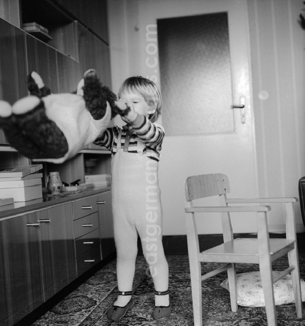 GDR picture archive: Berlin - Small child playing with his teddy in Berlin
