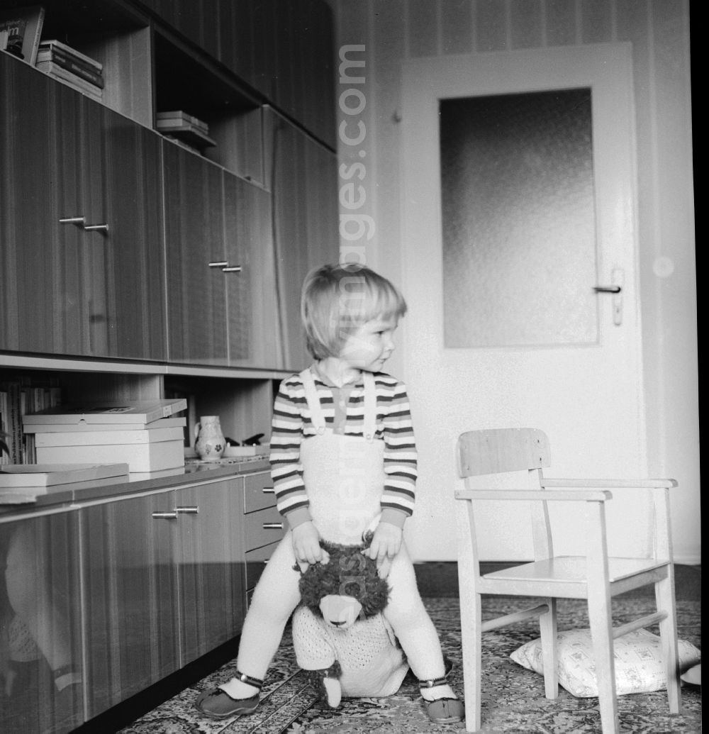 GDR image archive: Berlin - Small child playing with his teddy in Berlin