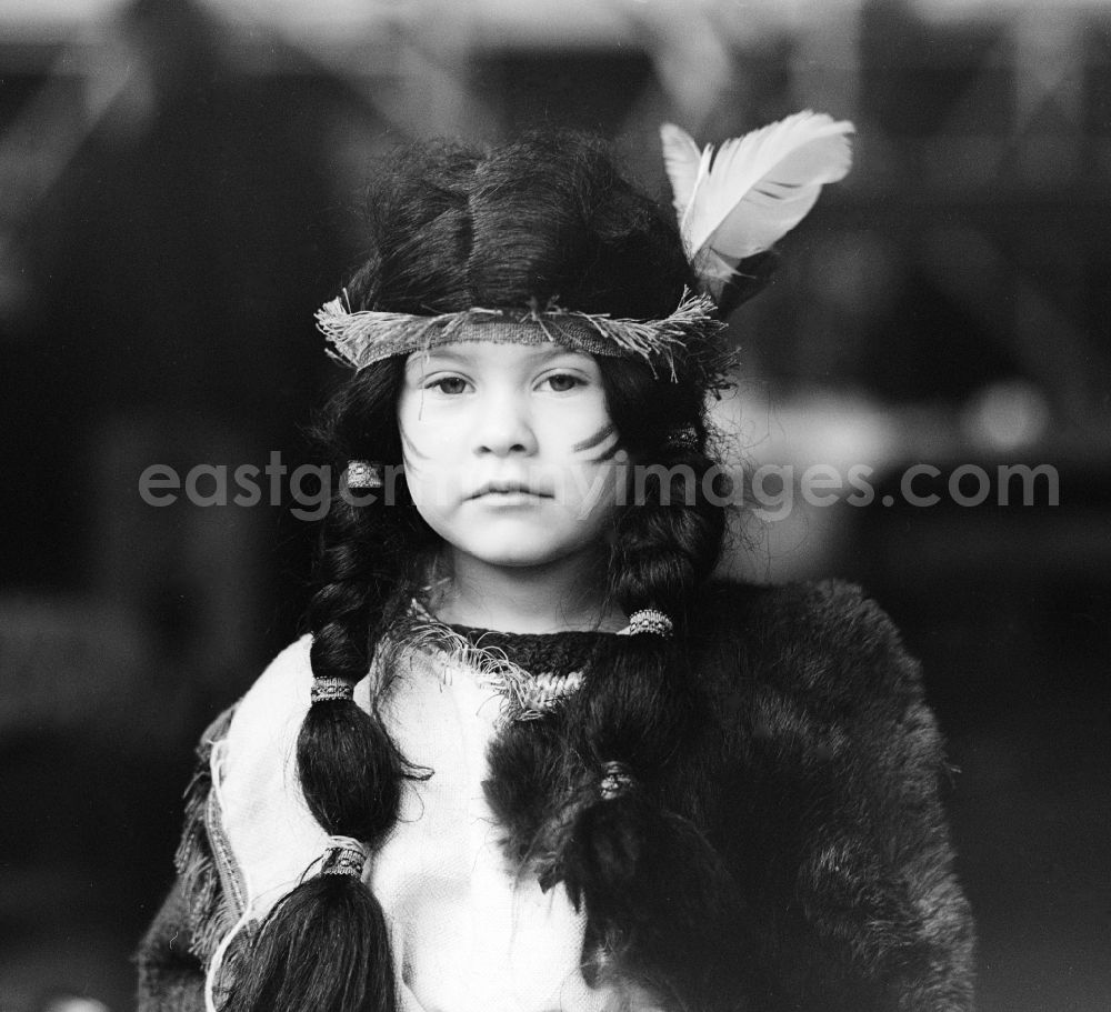 GDR picture archive: Berlin - Small child dressed as Indians in Berlin, the former capital of the GDR, German Democratic Republic. Here the children's theater on the occasion of the great rock the summer of 1988, among other things on the Isle of Youth in Berlin - Treptow
