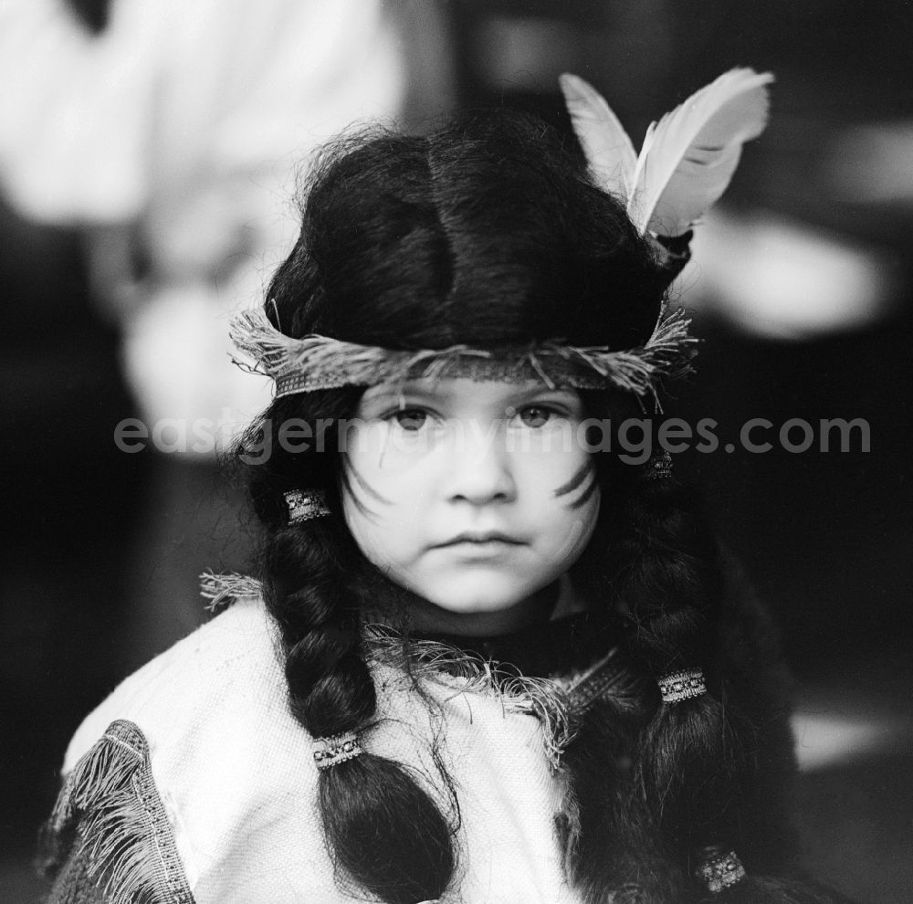 GDR picture archive: Berlin - Small child dressed as Indians in Berlin, the former capital of the GDR, German Democratic Republic. Here the children's theater on the occasion of the great rock the summer of 1988, among other things on the Isle of Youth in Berlin - Treptow
