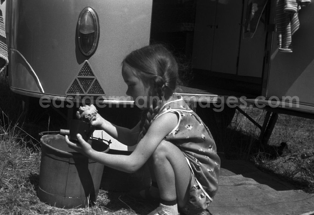 GDR image archive: Malge - A little girl in the wash outdoors on a bucket in Brandenburg
