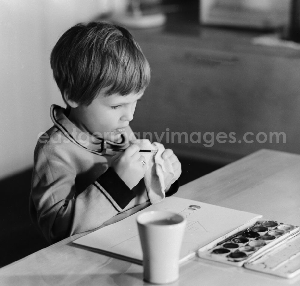 GDR image archive: Berlin - Small girl with paint brush and ink in Berlin