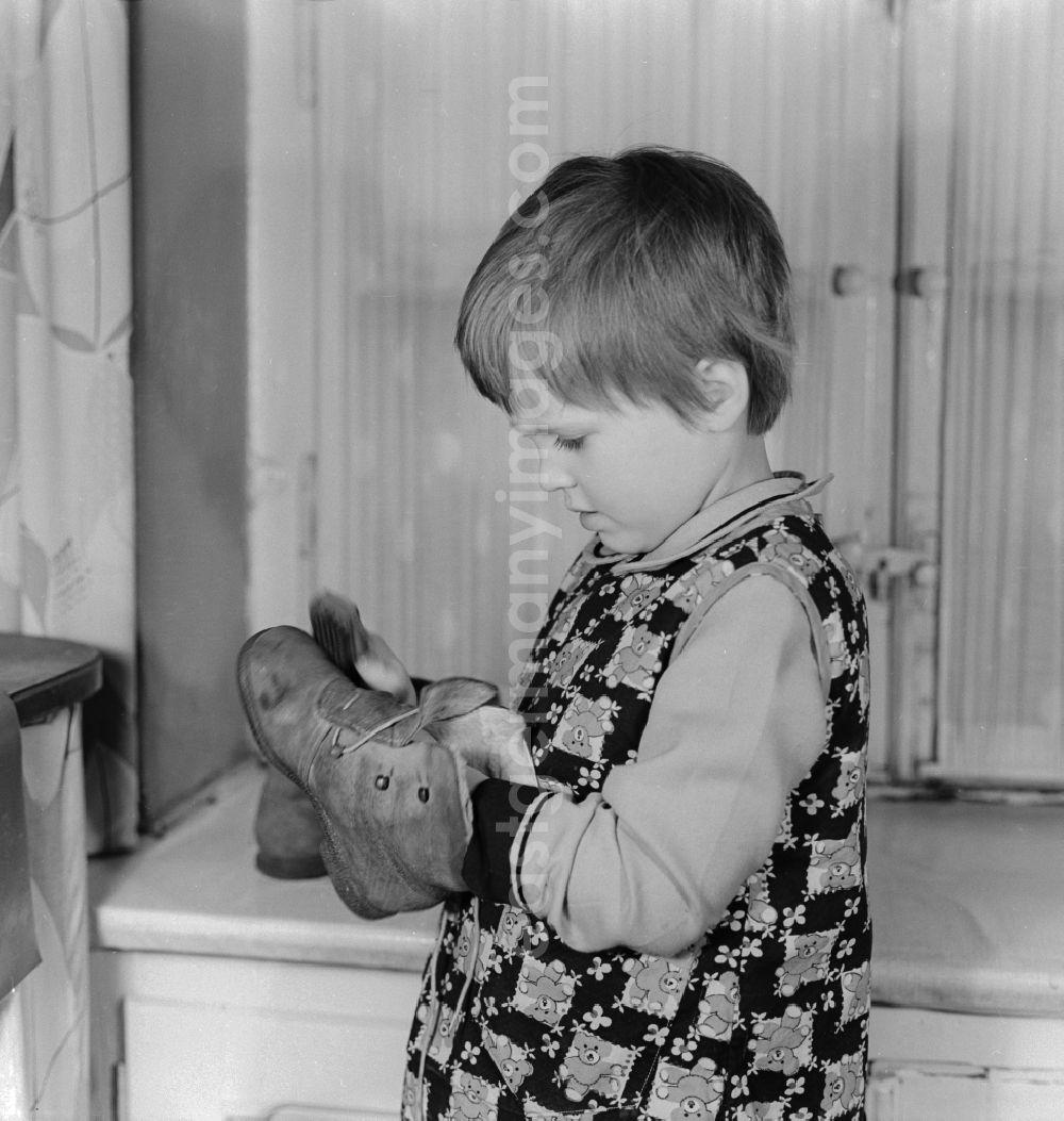 GDR photo archive: Berlin - Small girl shining shoes in Berlin