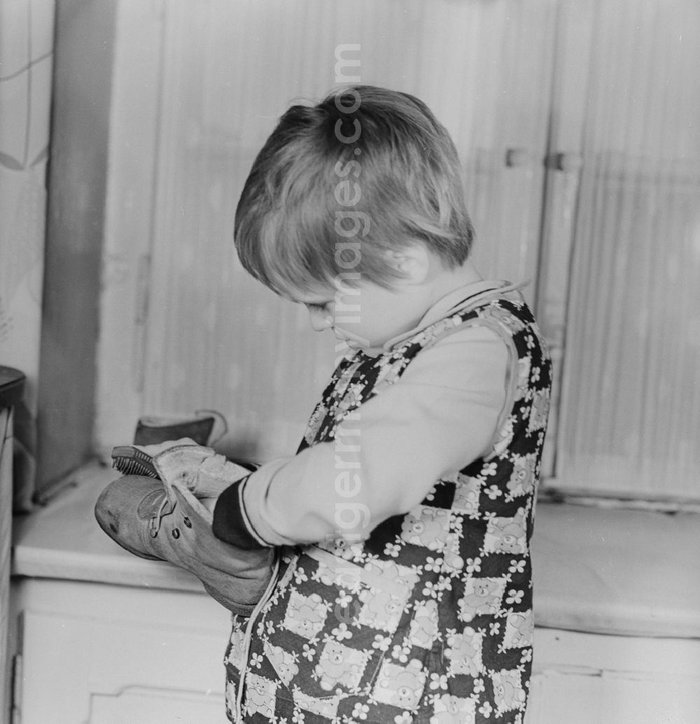 GDR picture archive: Berlin - Small girl shining shoes in Berlin