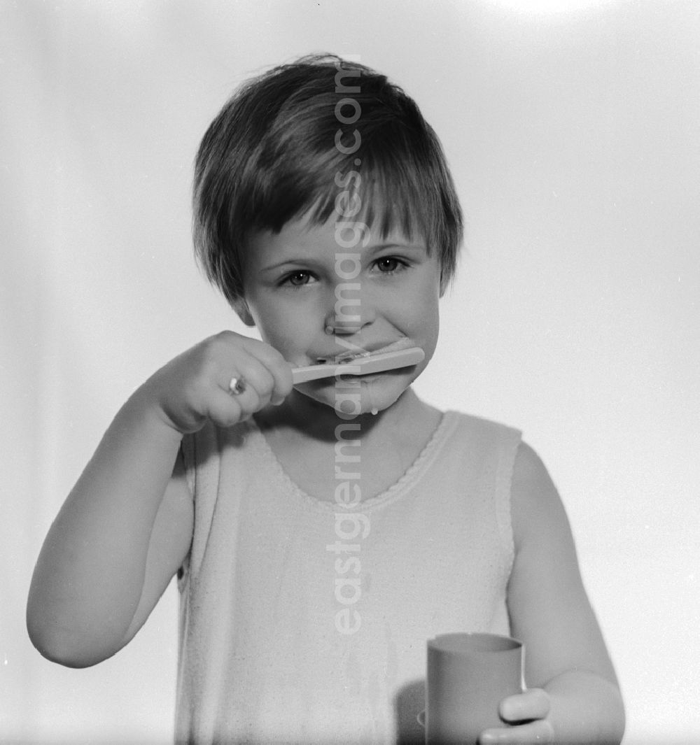 GDR picture archive: Berlin - Little girl brushing teeth in Berlin