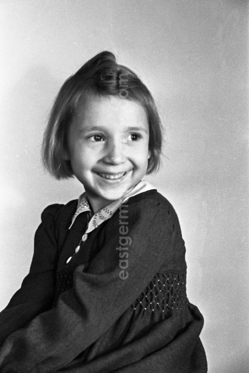 GDR image archive: Merseburg - Little girl in the portrait in Merseburg in the federal state Saxony-Anhalt in Germany