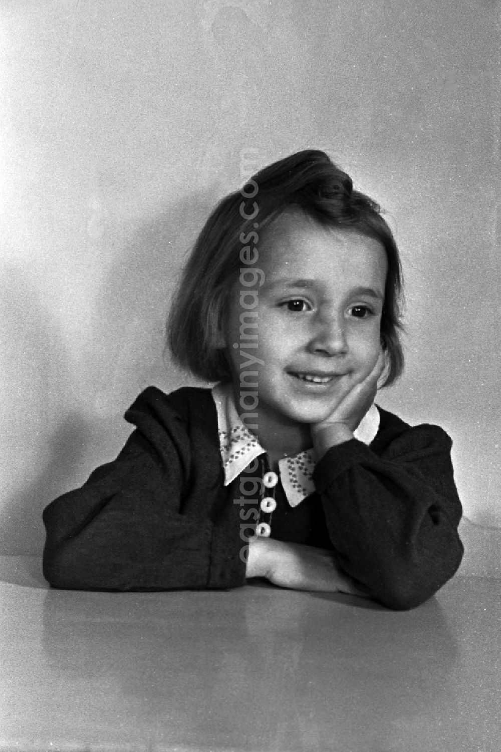 GDR photo archive: Merseburg - Little girl in the portrait in Merseburg in the federal state Saxony-Anhalt in Germany