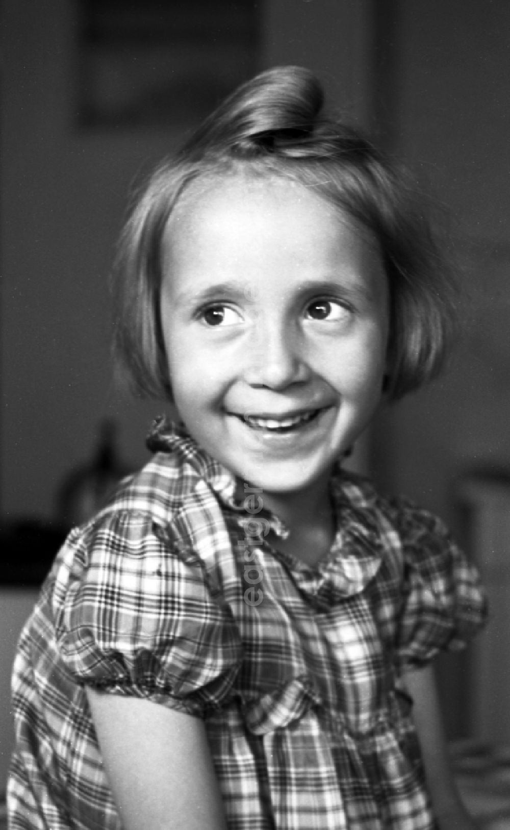 GDR picture archive: Merseburg - Little girl in the portrait in Merseburg in the federal state Saxony-Anhalt in Germany